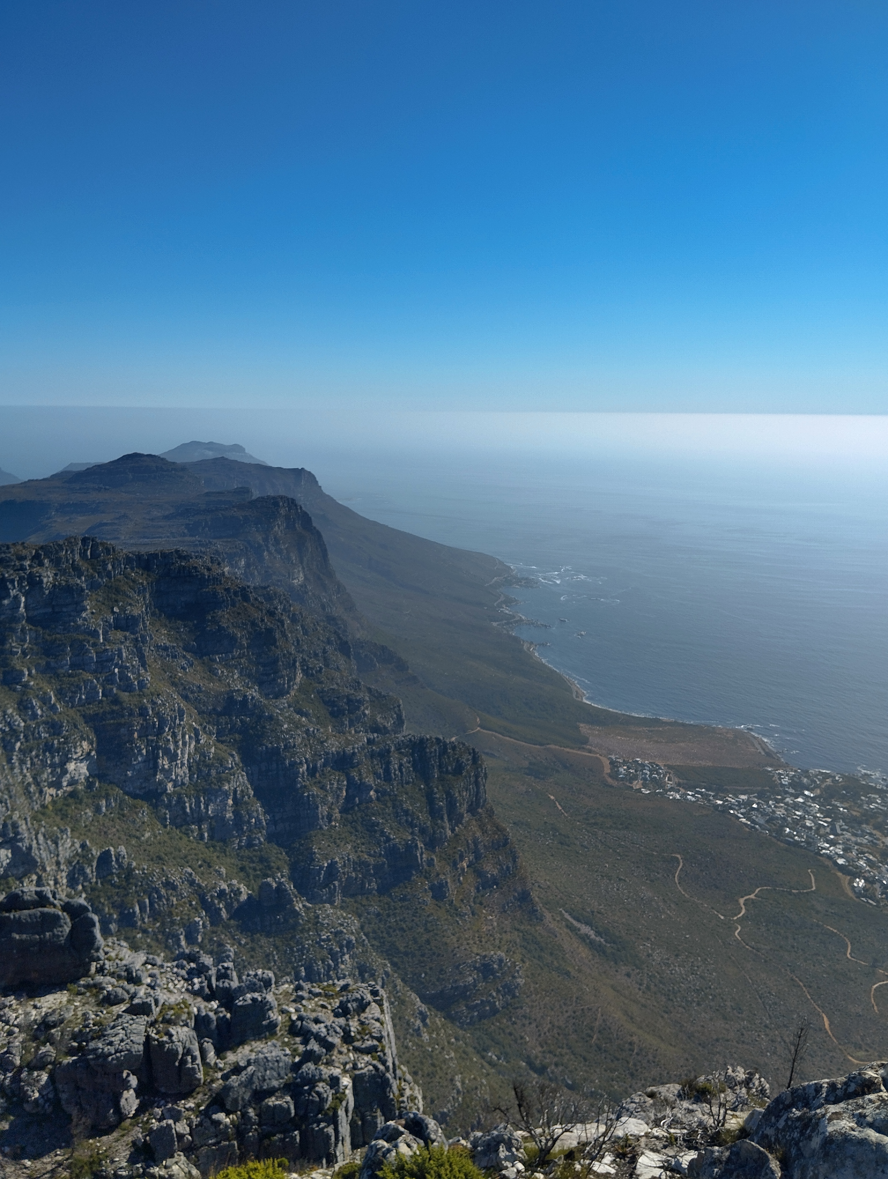 Vue depuis le sommet de Table Mountain sur la côte et l'océan