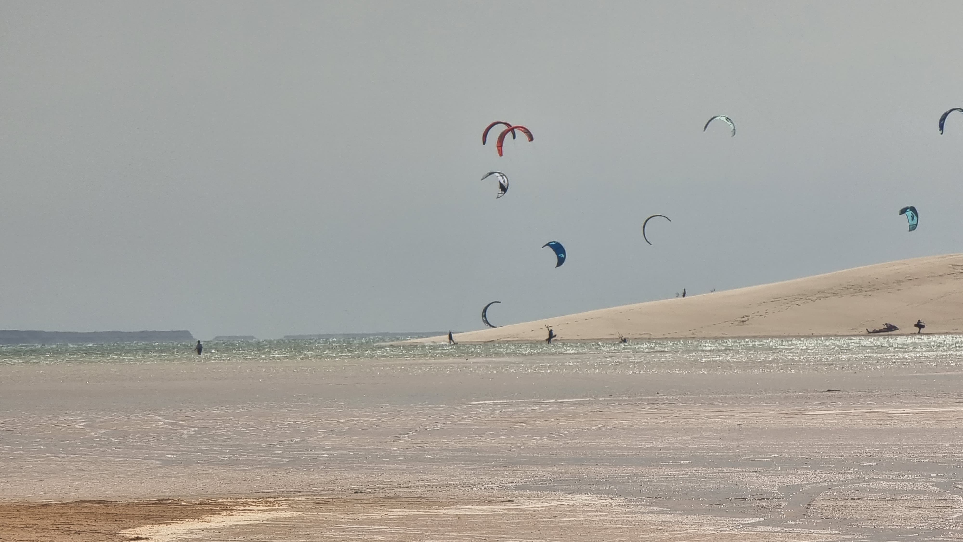 Vue aérienne du spot avec kites et vagues