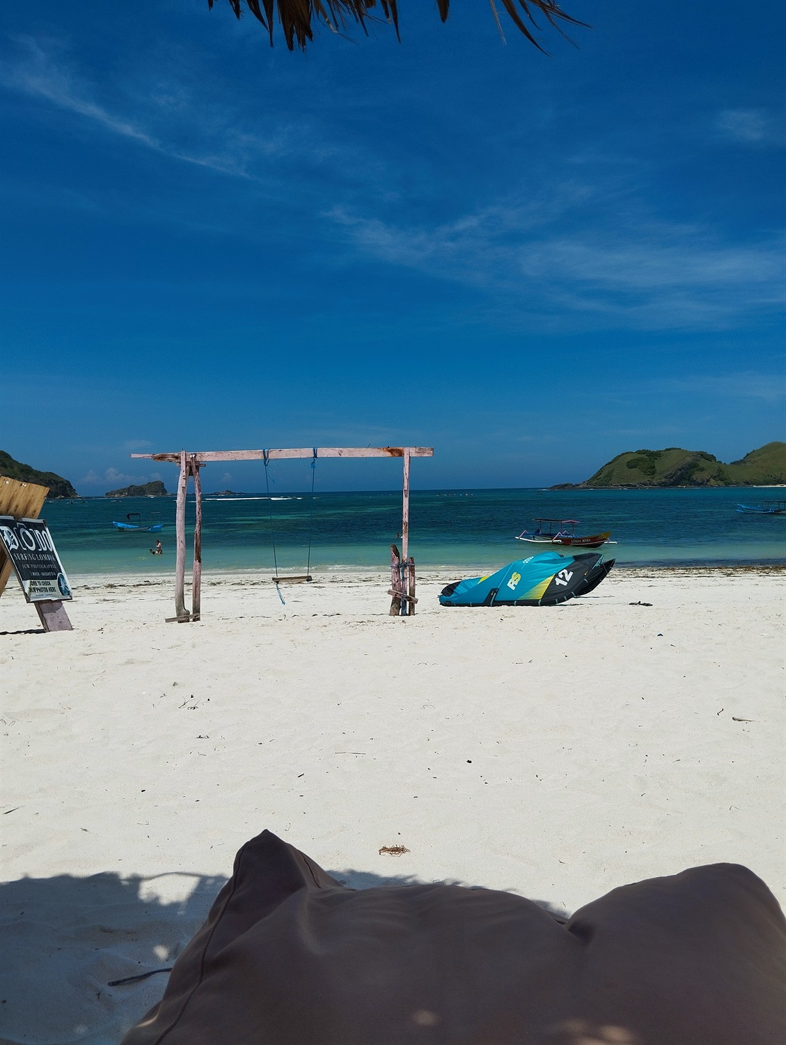 Balançoire et kite posés sur une plage tropicale