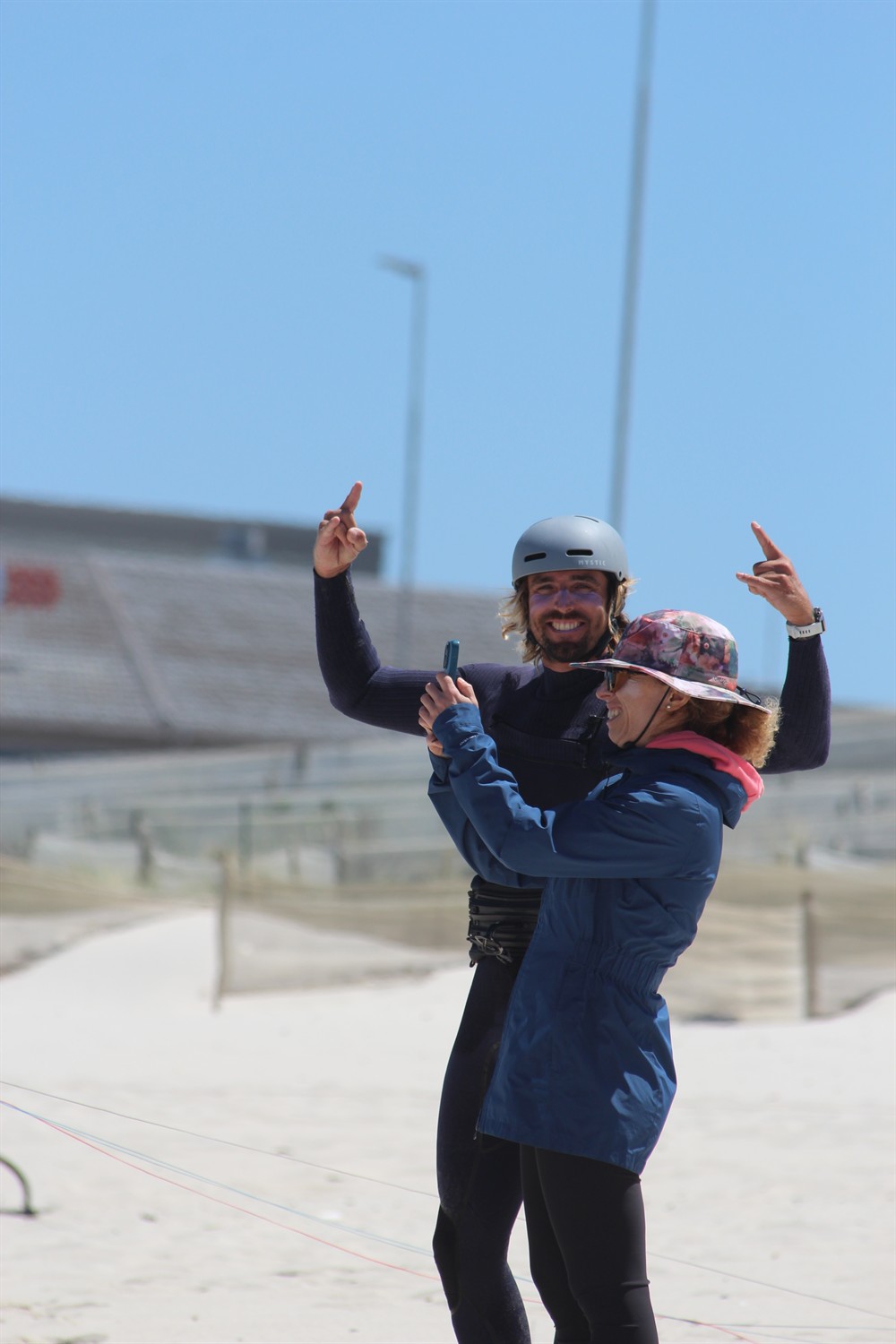 Coach et rider complices sur la plage
