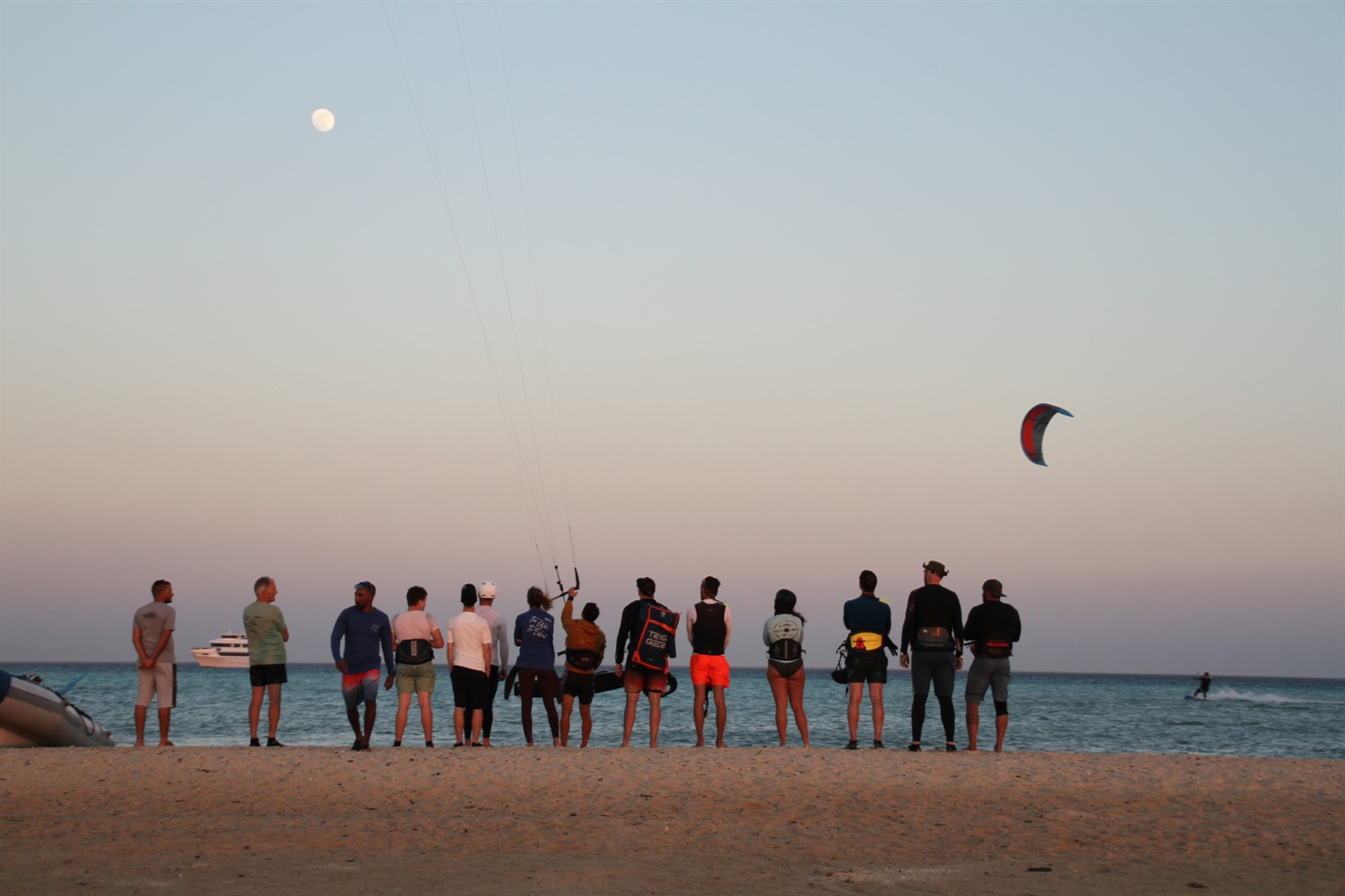 Groupe observant un rider s'élancer au clair de lune