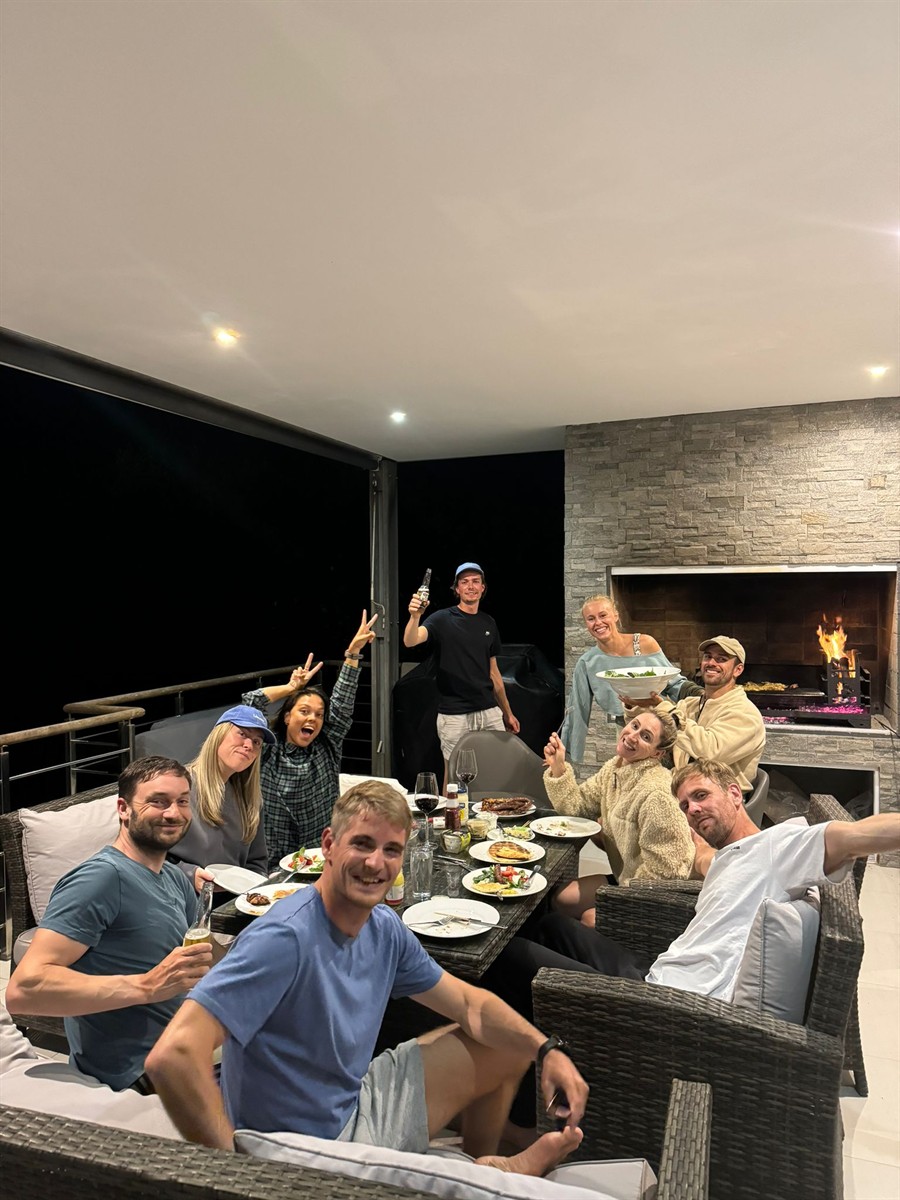 Dîner en groupe sur la terrasse de la Kite House